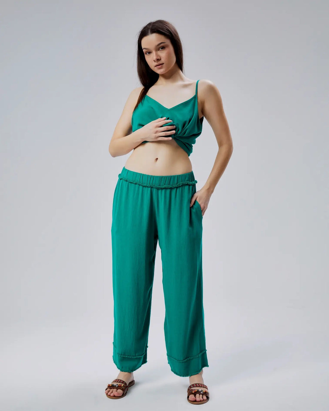 Püsküllü Yeşil Keten Pantolon - Bohem Lüks Kadın Pantolon Giyim > Alt Giyim > Pantolon butik bohem giyim – Yılday Gür Butik Üsküdar Emaar