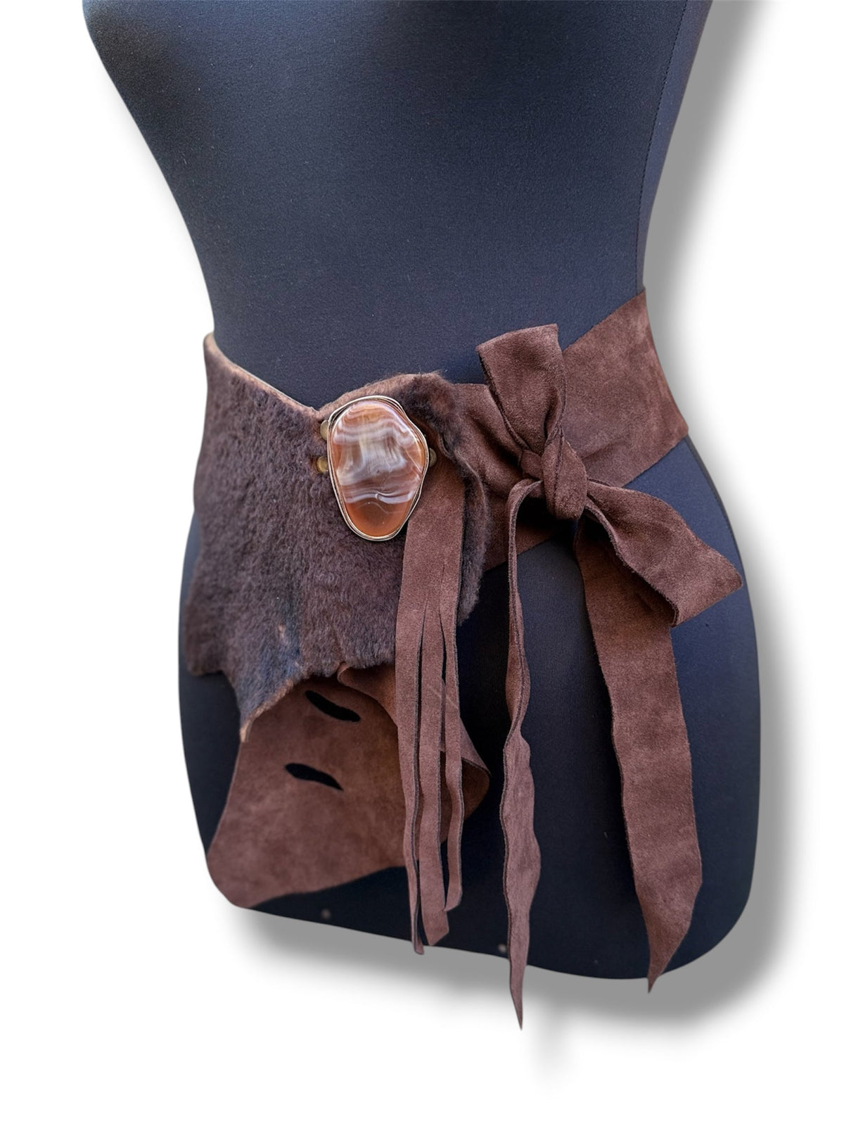 Rêve Taş Tokalı Püsküllü Kahve Nubuk Kemer | Asimetrik Boho Tasarım – Bohem Tarz Kadın Giyim Tasarım | Yılday Gür Butik