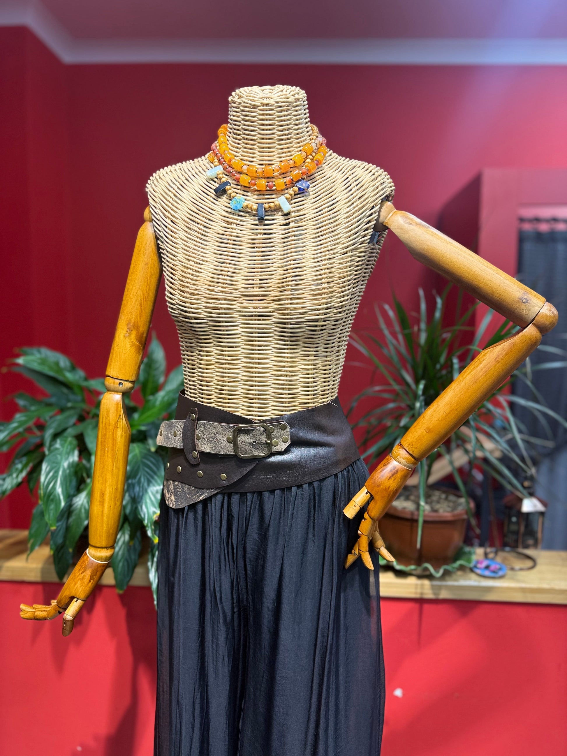 Rune Hakiki Deri El Yapımı Tribal Western Kemer Aksesuar > Kemer butik bohem giyim – Yılday Gür Butik Üsküdar Emaar