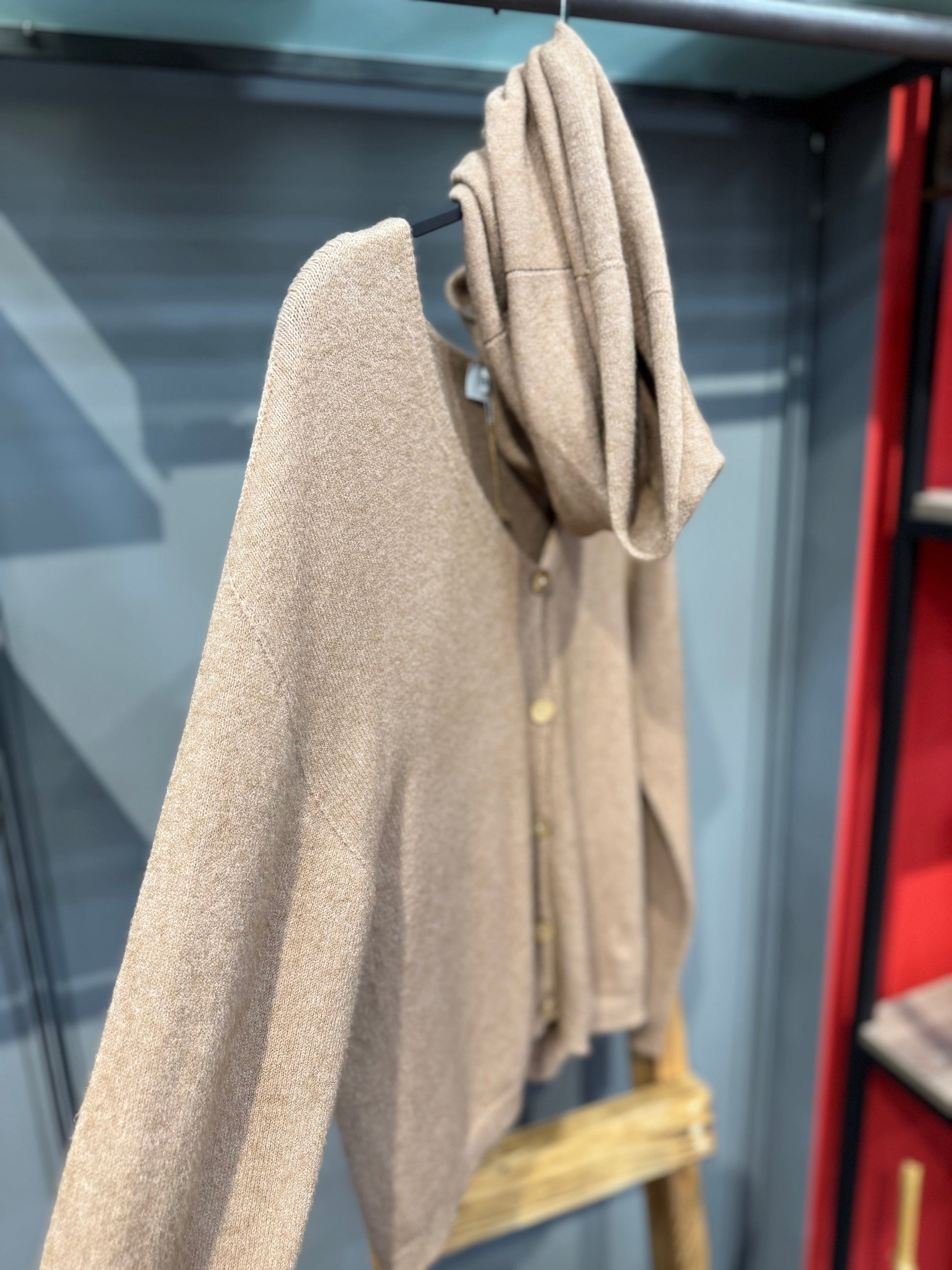 Şal Detaylı Kahverengi Yünlü Triko Hırka - Kendinden Şallı Bohem Tasarım Hırka Giyim > Üst Giyim > Kazak & Hırka > Hırka butik bohem giyim – Yılday Gür Butik Üsküdar Emaar