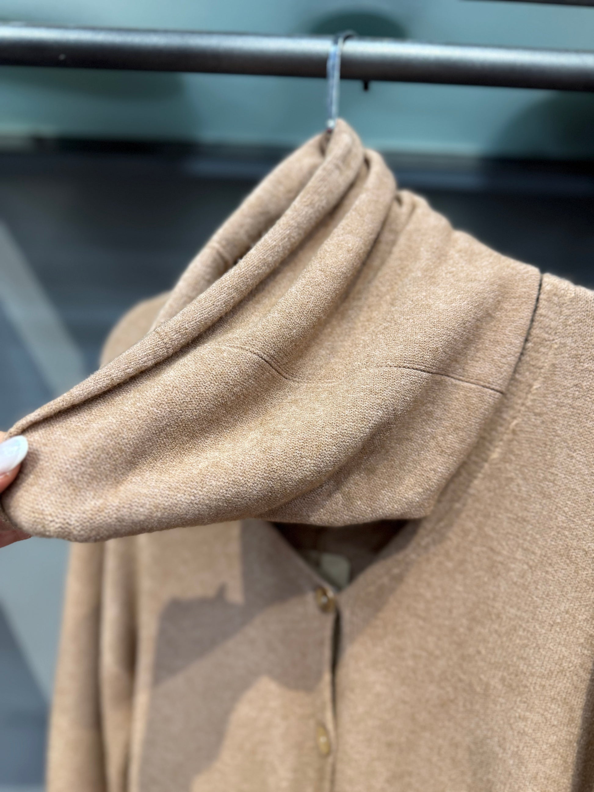 Şal Detaylı Kahverengi Yünlü Triko Hırka - Kendinden Şallı Bohem Tasarım Hırka Giyim > Üst Giyim > Kazak & Hırka > Hırka butik bohem giyim – Yılday Gür Butik Üsküdar Emaar