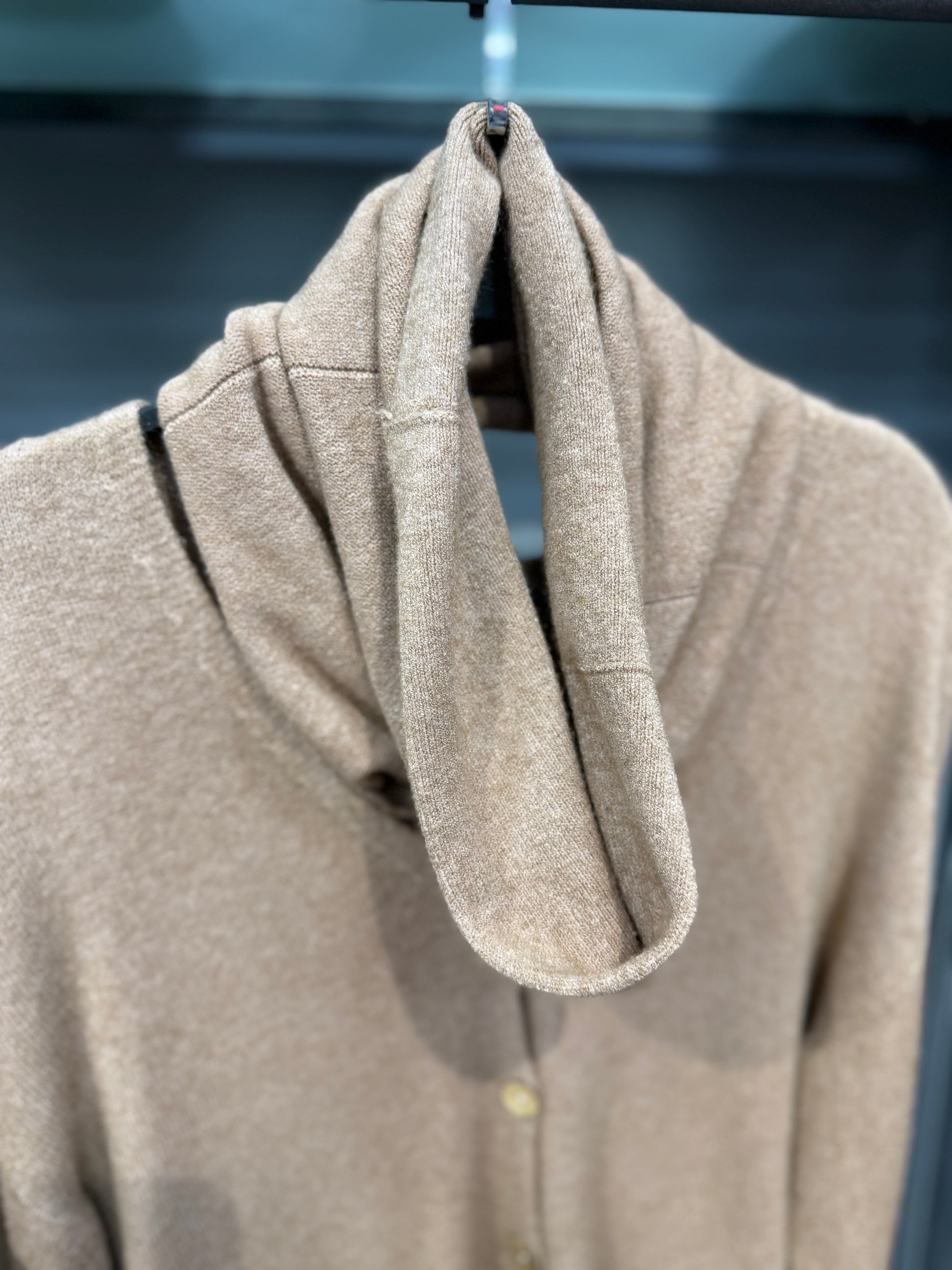 Şal Detaylı Kahverengi Yünlü Triko Hırka - Kendinden Şallı Bohem Tasarım Hırka Giyim > Üst Giyim > Kazak & Hırka > Hırka butik bohem giyim – Yılday Gür Butik Üsküdar Emaar