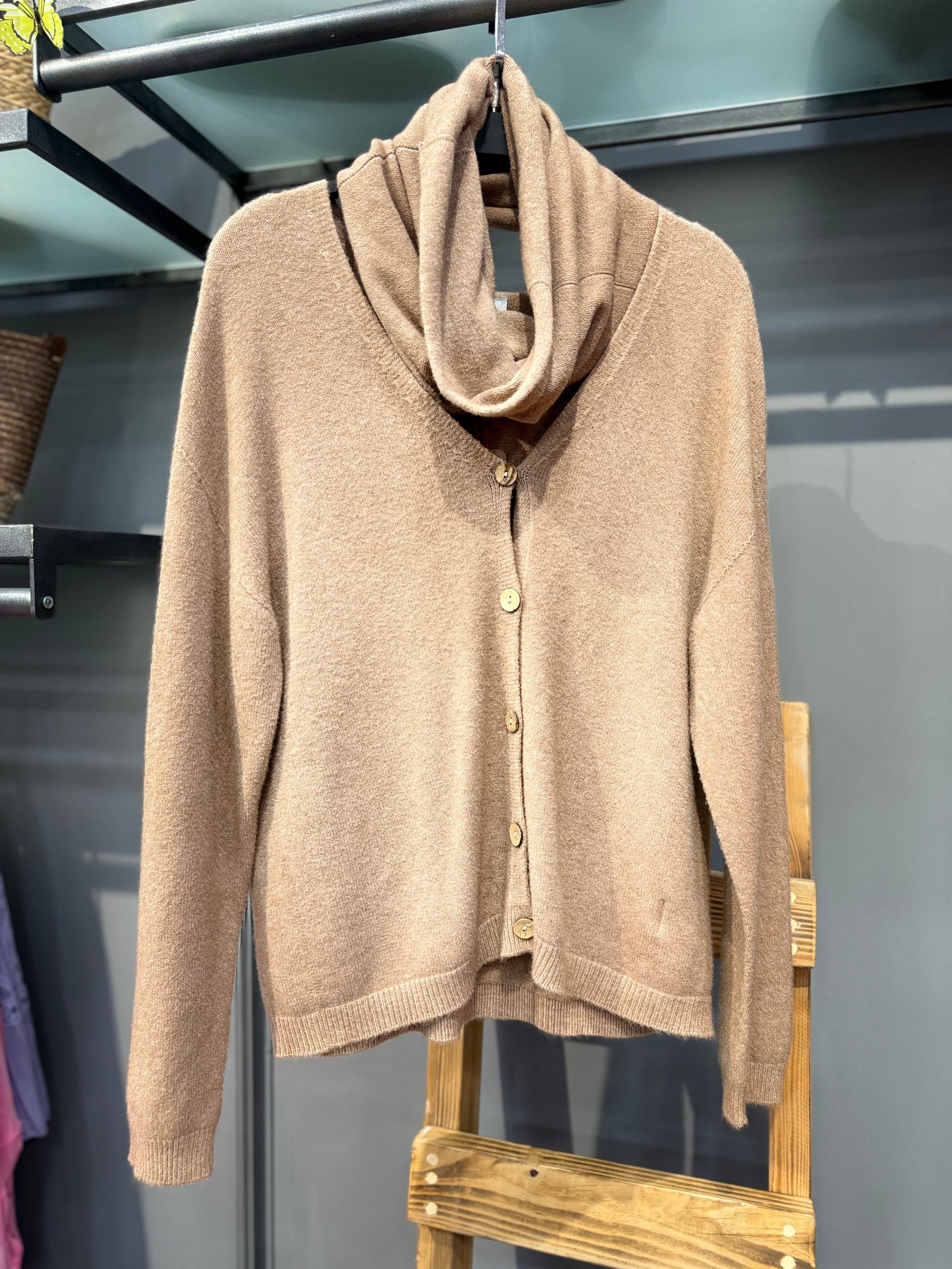 Şal Detaylı Kahverengi Yünlü Triko Hırka - Kendinden Şallı Bohem Tasarım Hırka Giyim > Üst Giyim > Kazak & Hırka > Hırka butik bohem giyim – Yılday Gür Butik Üsküdar Emaar