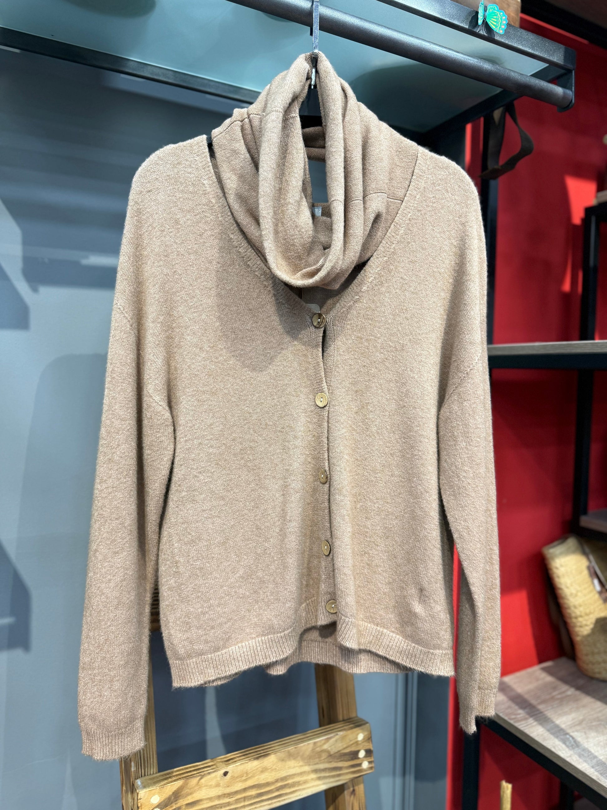 Şal Detaylı Kahverengi Yünlü Triko Hırka - Kendinden Şallı Bohem Tasarım Hırka Giyim > Üst Giyim > Kazak & Hırka > Hırka butik bohem giyim – Yılday Gür Butik Üsküdar Emaar