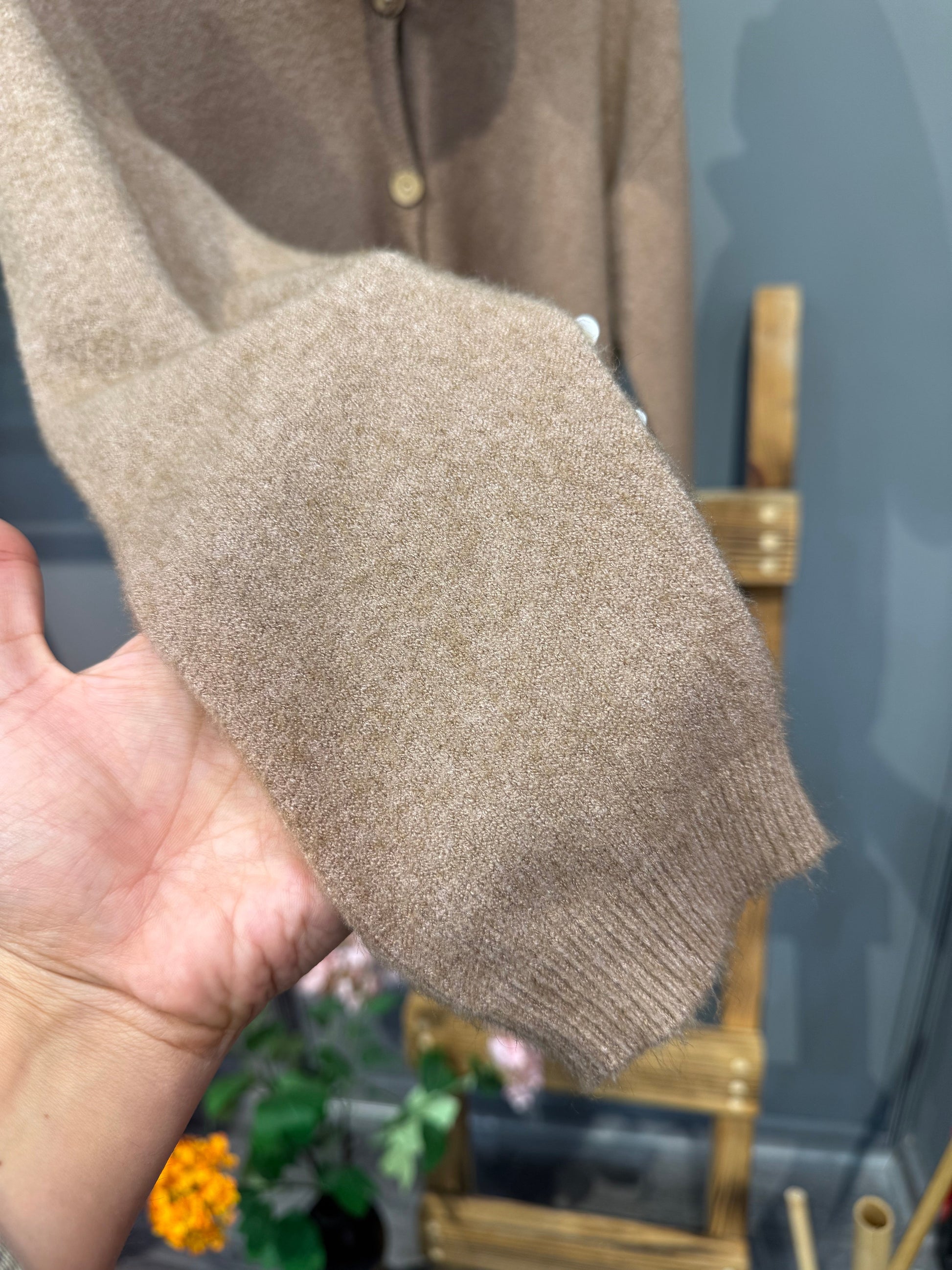 Şal Detaylı Kahverengi Yünlü Triko Hırka - Kendinden Şallı Bohem Tasarım Hırka Giyim > Üst Giyim > Kazak & Hırka > Hırka butik bohem giyim – Yılday Gür Butik Üsküdar Emaar