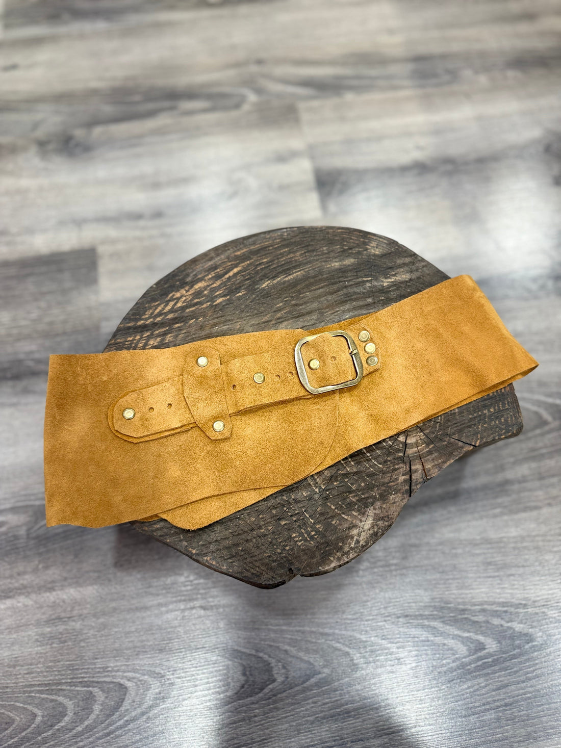 Sandstone Nubuk Hakiki Deri El Yapımı Kemer – Konyak Aksesuar > Kemer butik bohem giyim – Yılday Gür Butik Üsküdar Emaar
