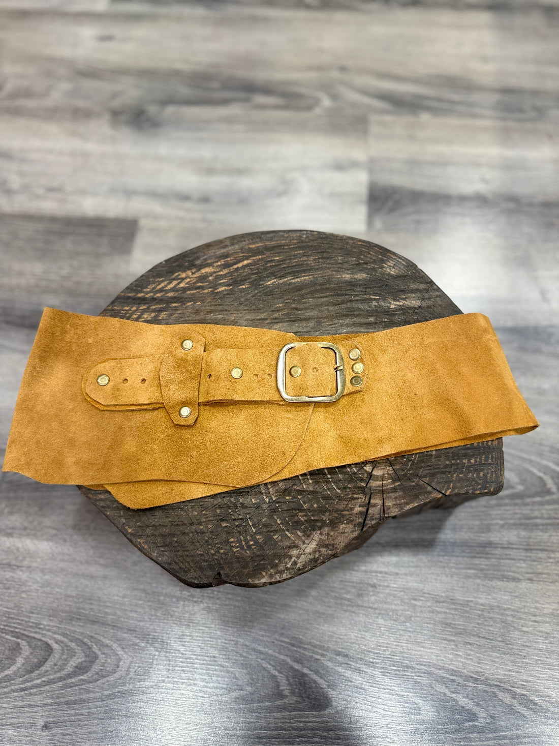 Sandstone Nubuk Hakiki Deri El Yapımı Kemer – Konyak Aksesuar > Kemer butik bohem giyim – Yılday Gür Butik Üsküdar Emaar