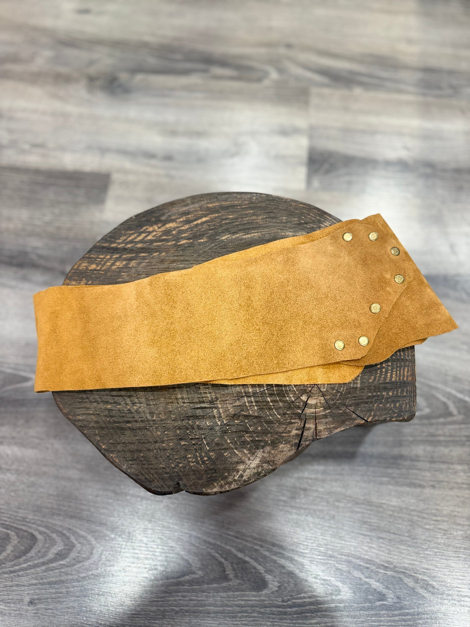 Sandstone Nubuk Hakiki Deri El Yapımı Kemer – Konyak Aksesuar > Kemer butik bohem giyim – Yılday Gür Butik Üsküdar Emaar