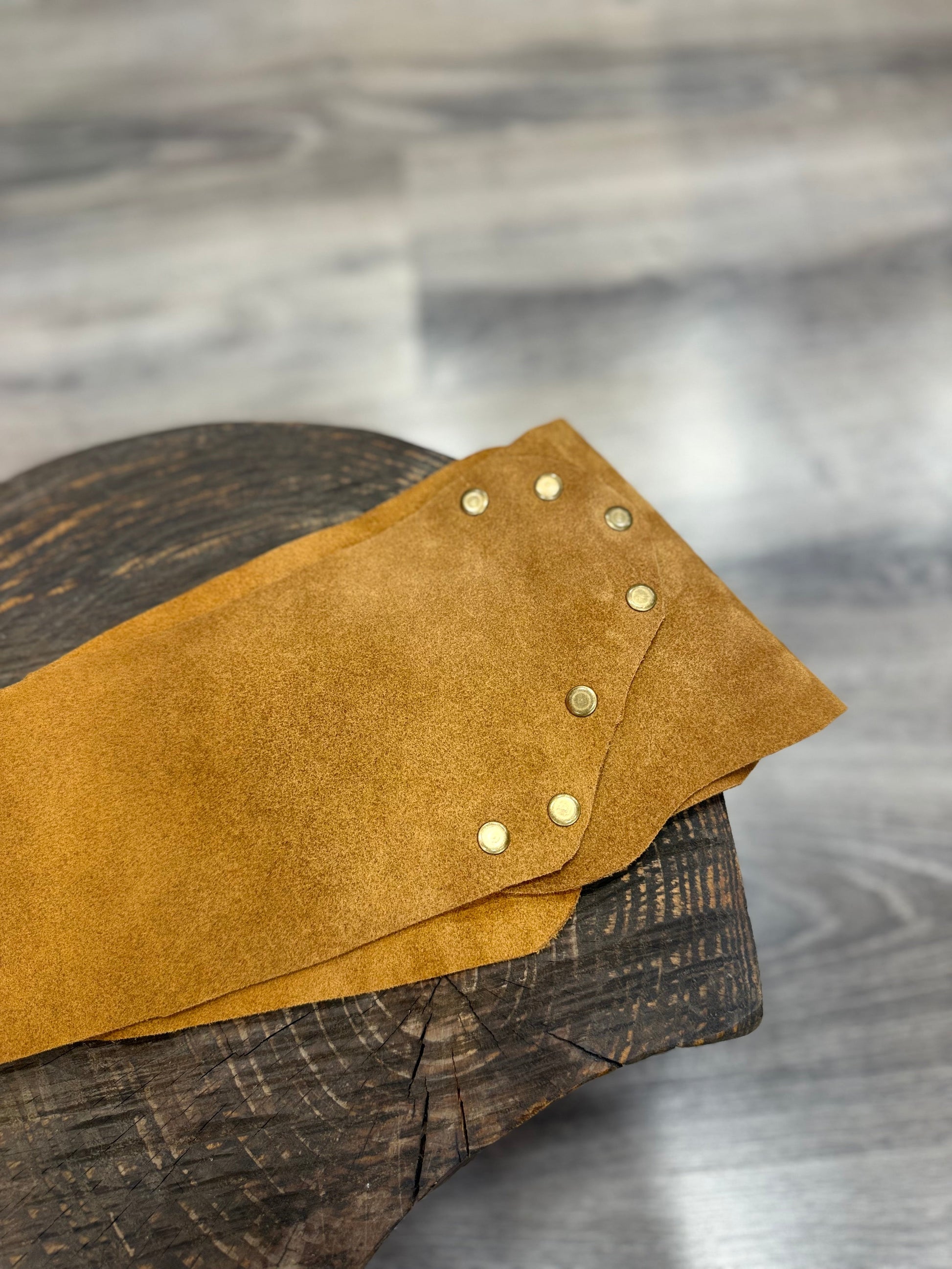 Sandstone Nubuk Hakiki Deri El Yapımı Kemer – Konyak Aksesuar > Kemer butik bohem giyim – Yılday Gür Butik Üsküdar Emaar