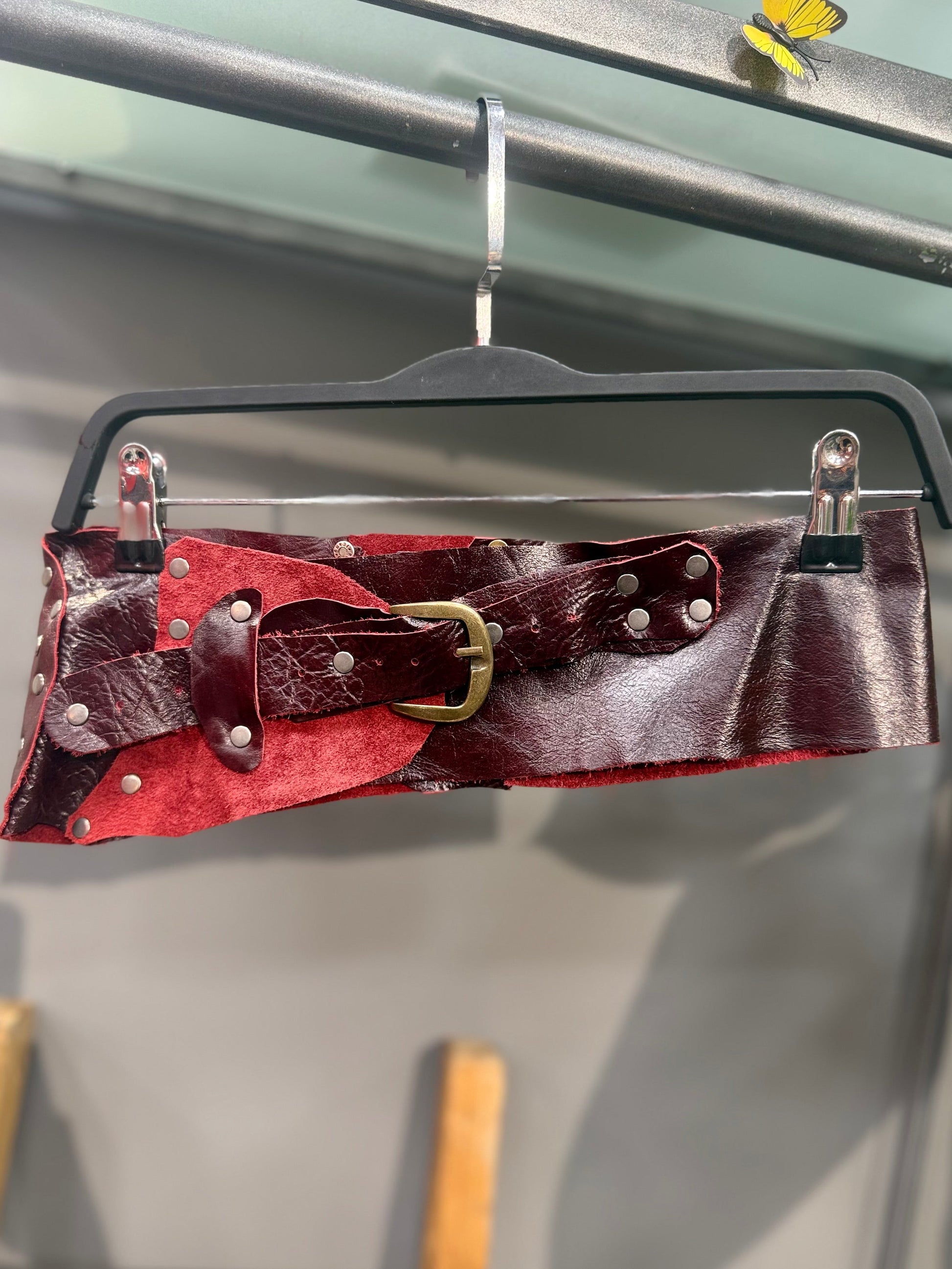 Scarlet Deri Kemer | El Yapımı Kırmızı Bohem Tasarım Aksesuar > Kemer butik bohem giyim – Yılday Gür Butik Üsküdar Emaar