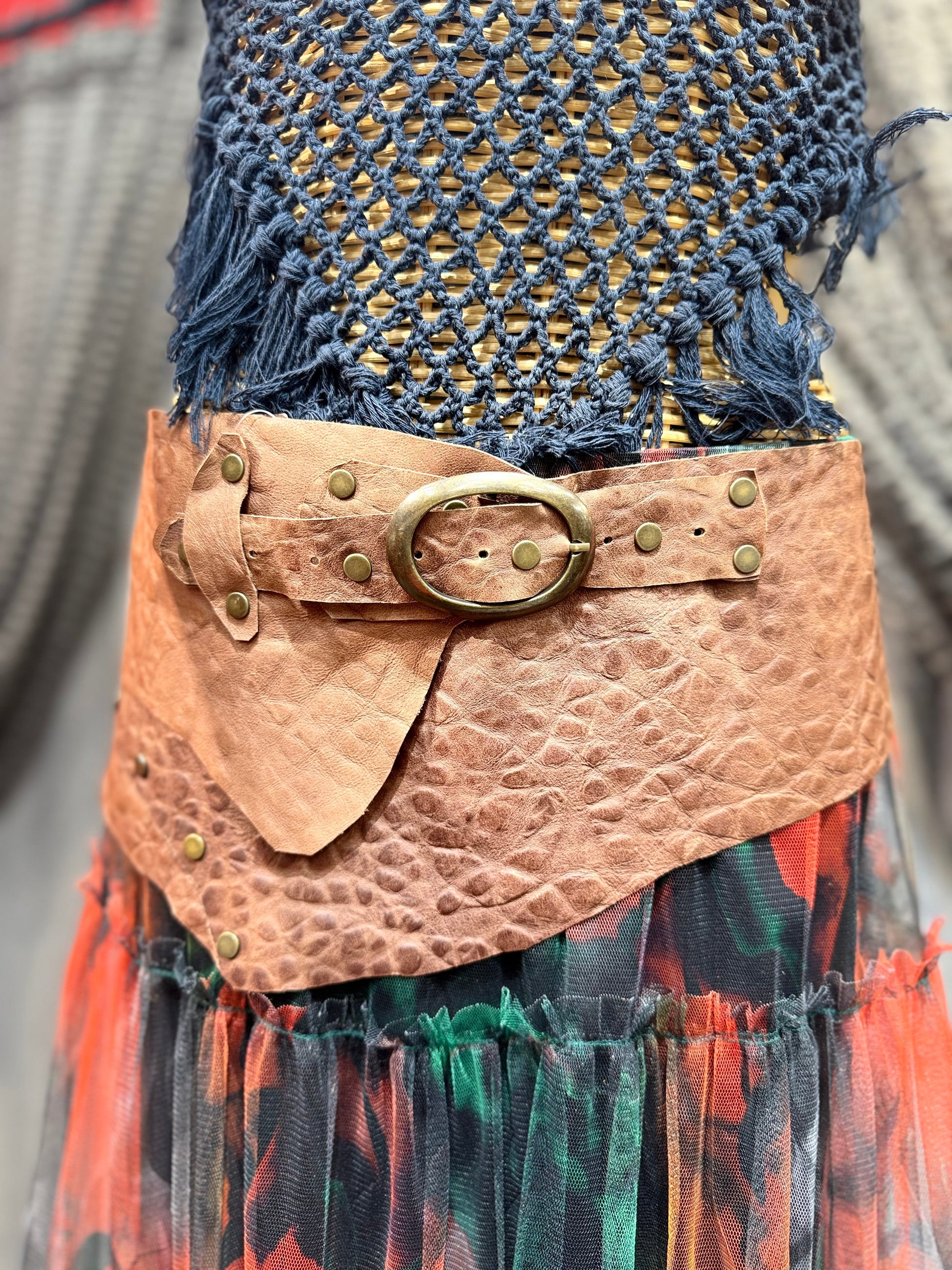 Seraphina Deri Kemer | Dokulu Hakiki Deri El Yapımı Bohem Bel Kemer Aksesuar > Kemer butik bohem giyim – Yılday Gür Butik Üsküdar Emaar