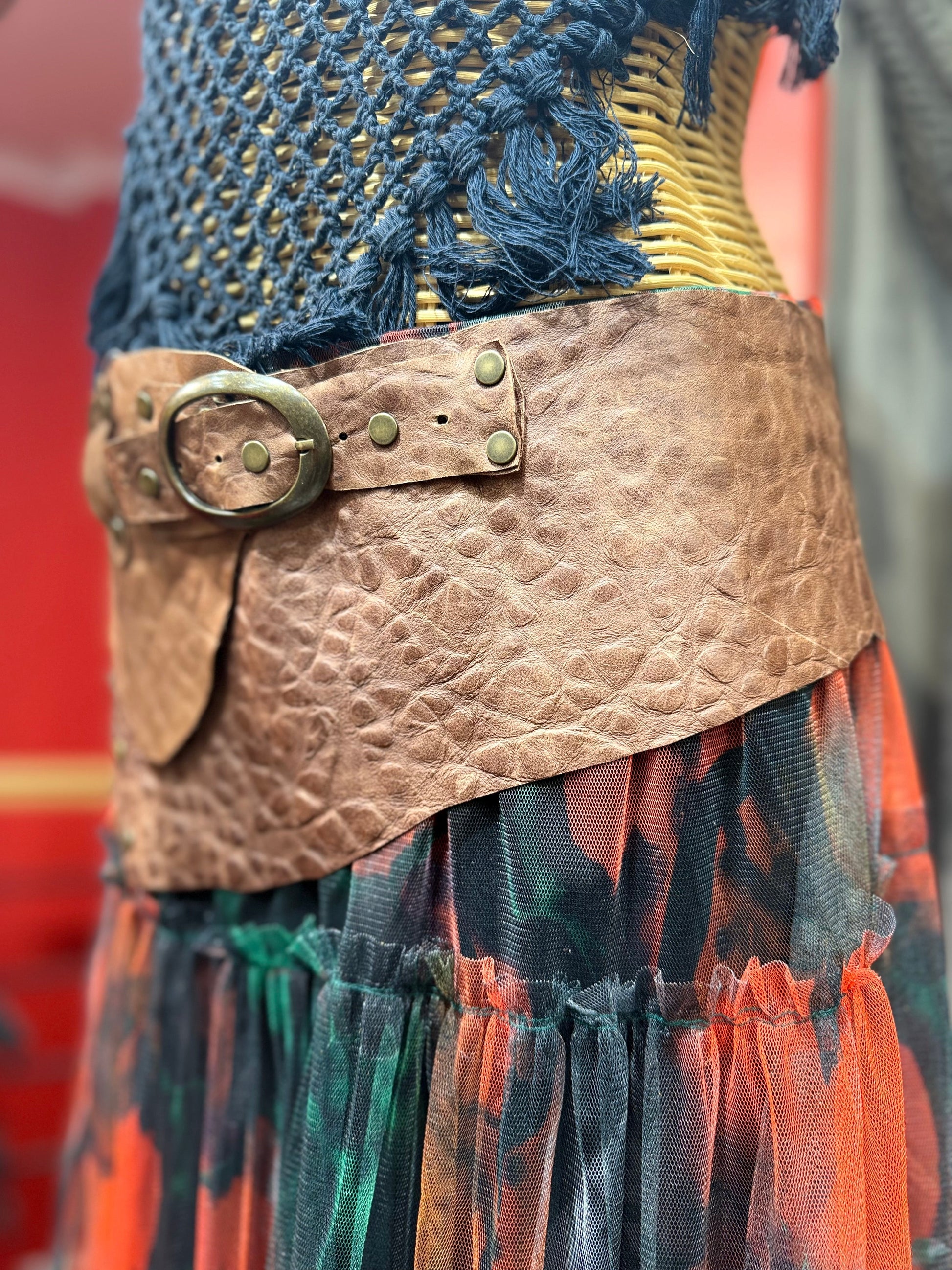 Seraphina Deri Kemer | Dokulu Hakiki Deri El Yapımı Bohem Bel Kemer Aksesuar > Kemer butik bohem giyim – Yılday Gür Butik Üsküdar Emaar