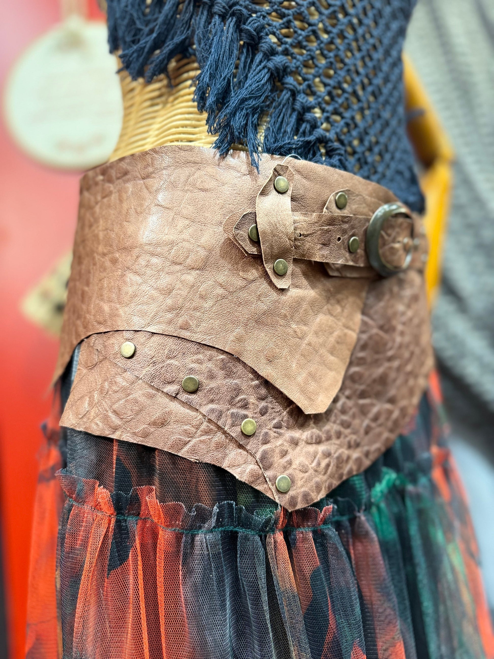 Seraphina Deri Kemer | Dokulu Hakiki Deri El Yapımı Bohem Bel Kemer Aksesuar > Kemer butik bohem giyim – Yılday Gür Butik Üsküdar Emaar