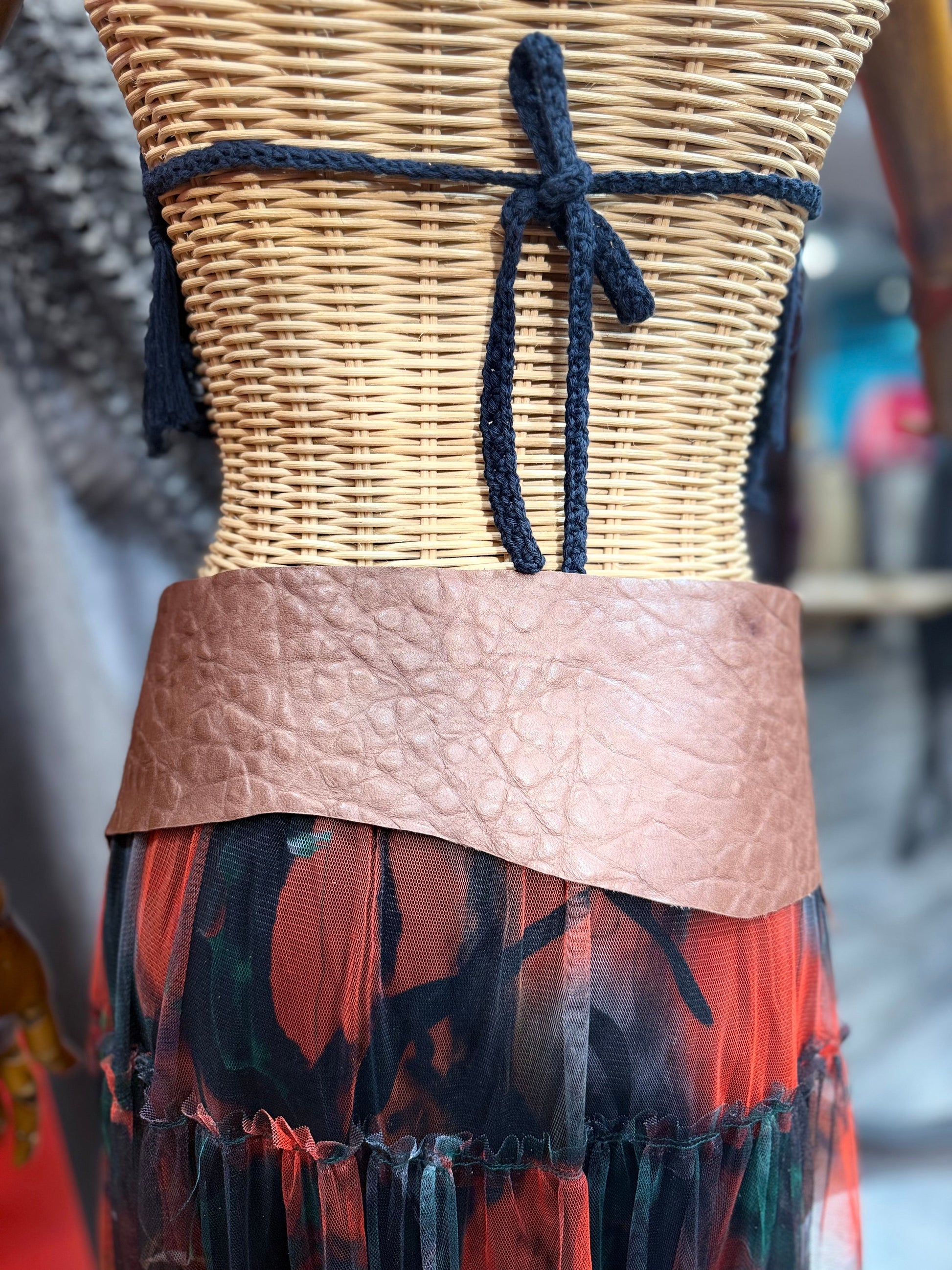 Seraphina Deri Kemer | Dokulu Hakiki Deri El Yapımı Bohem Bel Kemer Aksesuar > Kemer butik bohem giyim – Yılday Gür Butik Üsküdar Emaar