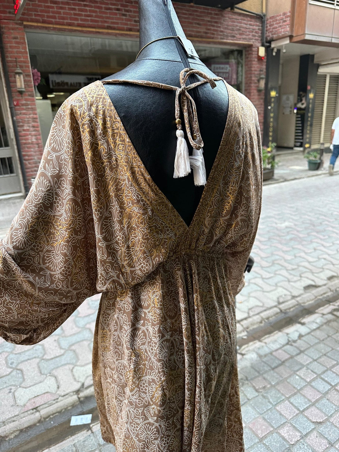 Sırtı Püsküllü Bağlama Detaylı İpek Elbise - İthal Ürün, Şık ve Zarif Tasarım Elbiseler butik bohem giyim – Yılday Gür Butik Üsküdar Emaar