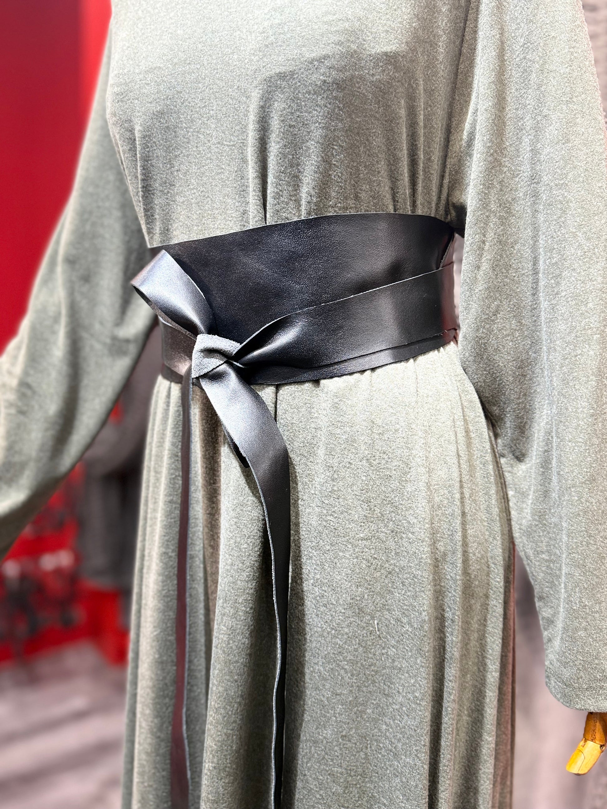 Siyah Bağlamalı Deri Kemer Aksesuar > Kemer butik bohem giyim – Yılday Gür Butik Üsküdar Emaar