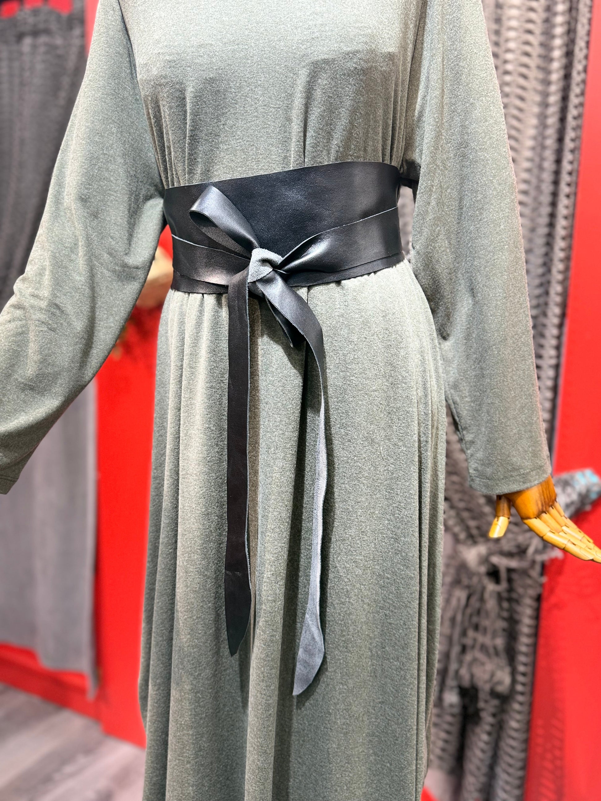 Siyah Bağlamalı Deri Kemer Aksesuar > Kemer butik bohem giyim – Yılday Gür Butik Üsküdar Emaar