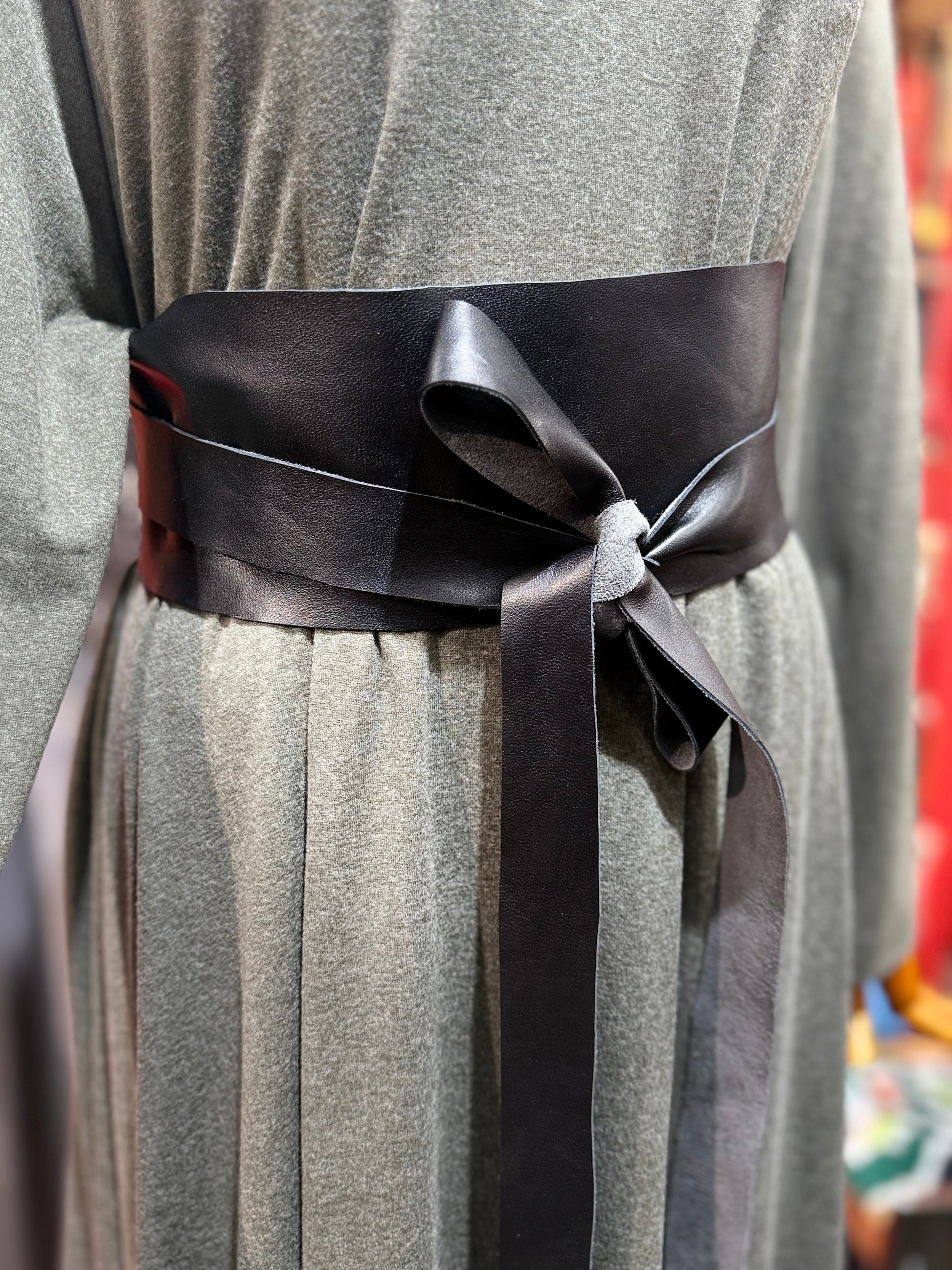 Siyah Bağlamalı Deri Kemer Aksesuar > Kemer butik bohem giyim – Yılday Gür Butik Üsküdar Emaar