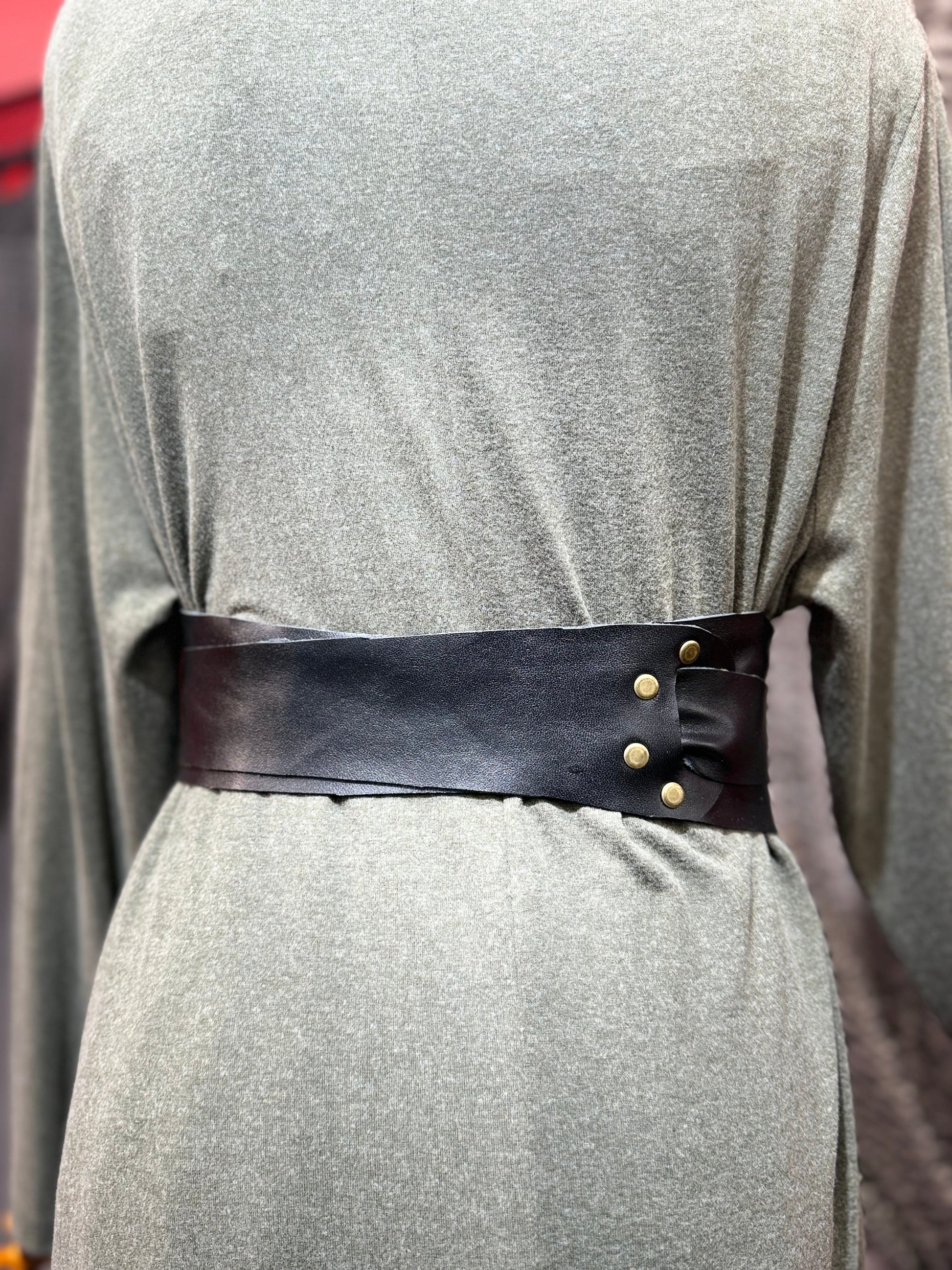 Siyah Bağlamalı Deri Kemer Aksesuar > Kemer butik bohem giyim – Yılday Gür Butik Üsküdar Emaar