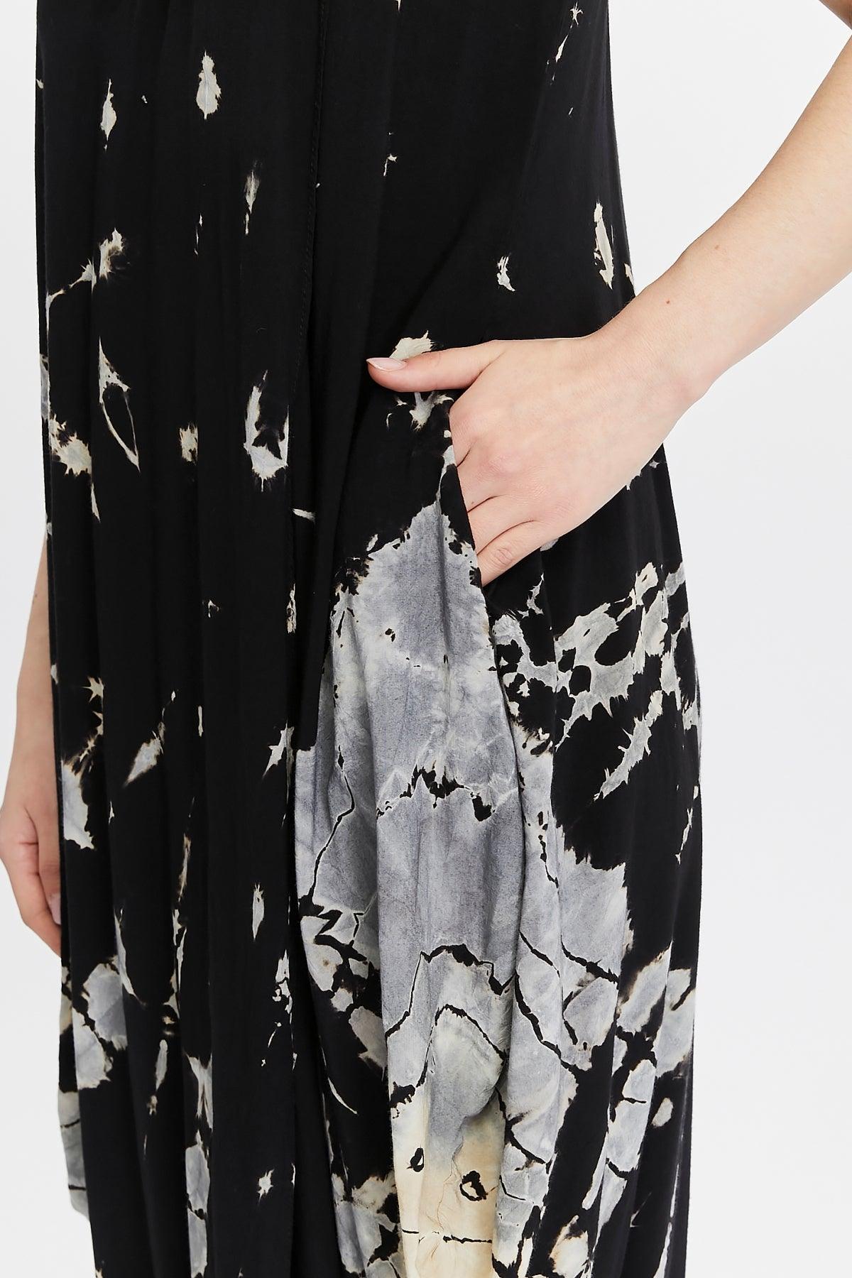 Siyah Batik Desenli Yırtmaçlı Elbise – Bohem Tarz Kadın Giyim Tasarım | Yılday Gür Butik