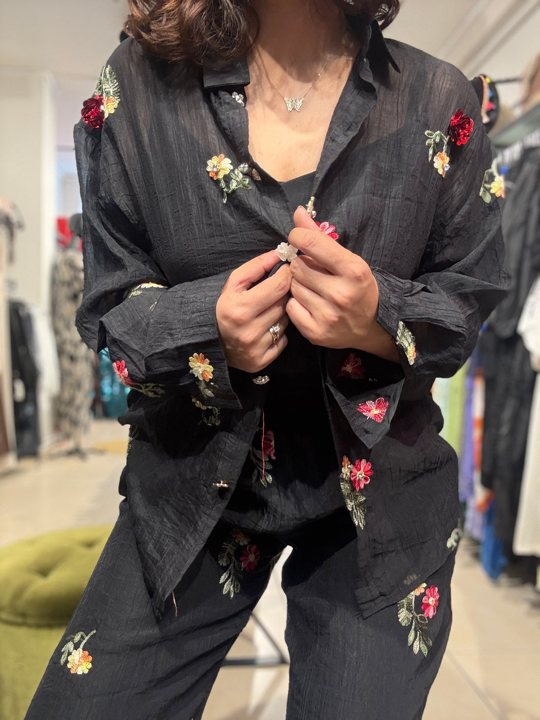 Siyah Çiçek Nakışlı Kadın İkili Takım – Dökümlü Gömlek & Bol Paça Pantolon – Bohem Tarz Kadın Giyim Tasarım | Yılday Gür Butik