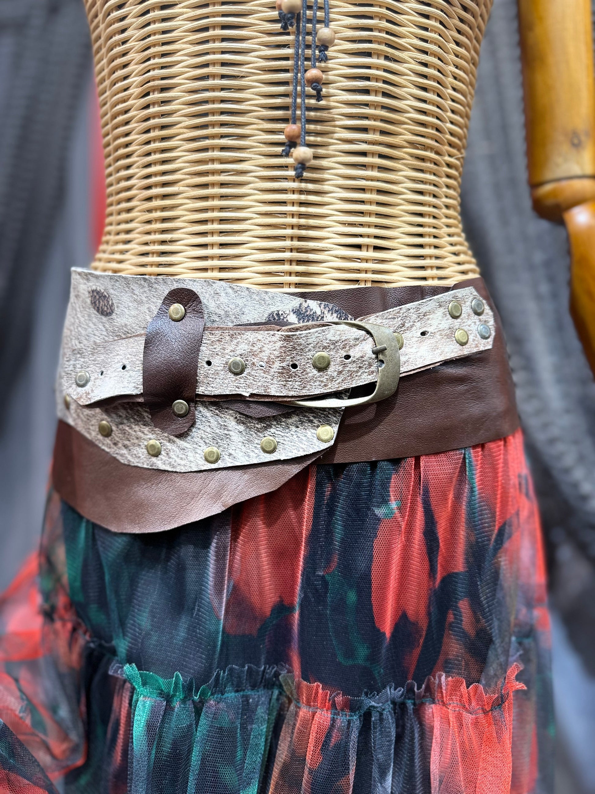 Tucson Deri Kemer | Çift Ton Hakiki Deri El Yapımı Bohem Bel Kemer Aksesuar > Kemer butik bohem giyim – Yılday Gür Butik Üsküdar Emaar