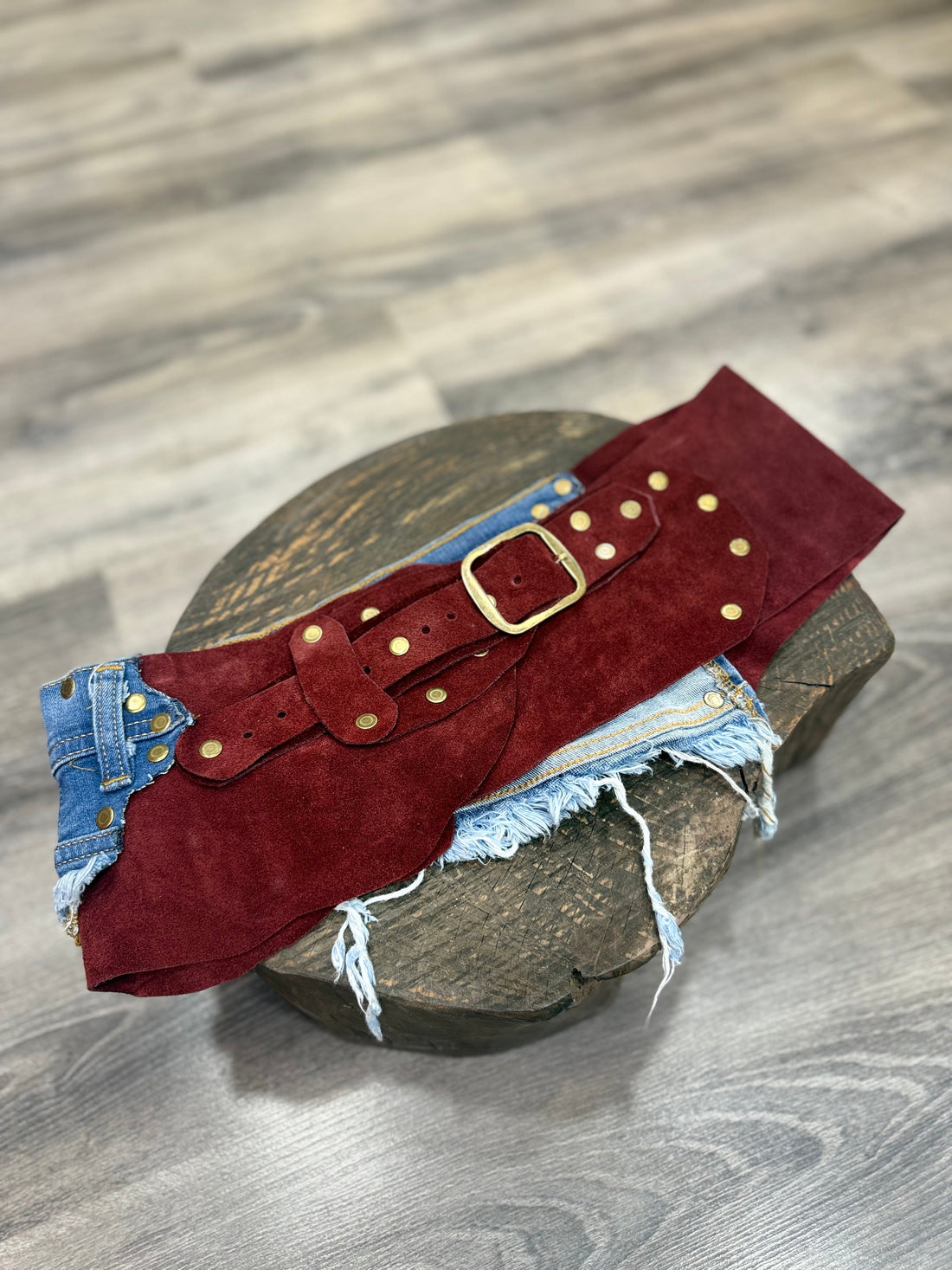 Wild Merlot Nubuk & Denim El Yapımı Hakiki Deri Kemer – Gold Detaylı Aksesuar > Kemer butik bohem giyim – Yılday Gür Butik Üsküdar Emaar