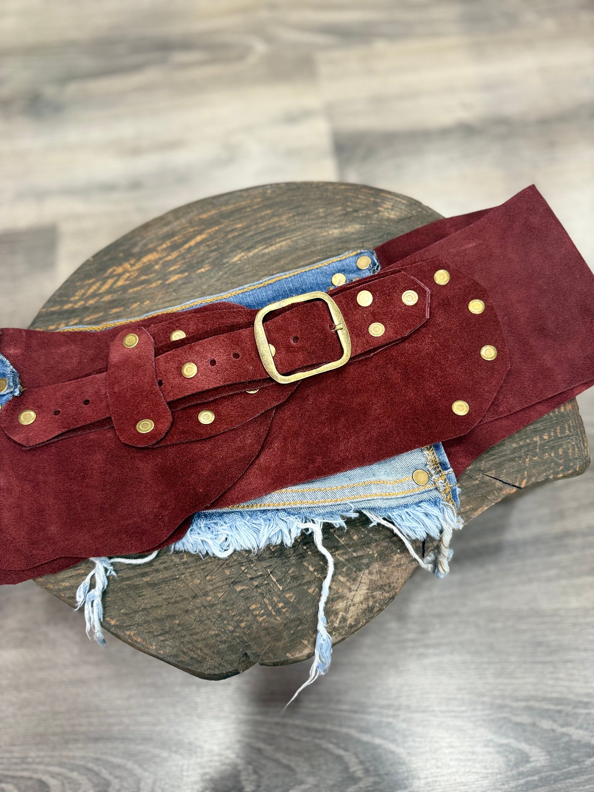 Wild Merlot Nubuk & Denim El Yapımı Hakiki Deri Kemer – Gold Detaylı Aksesuar > Kemer butik bohem giyim – Yılday Gür Butik Üsküdar Emaar