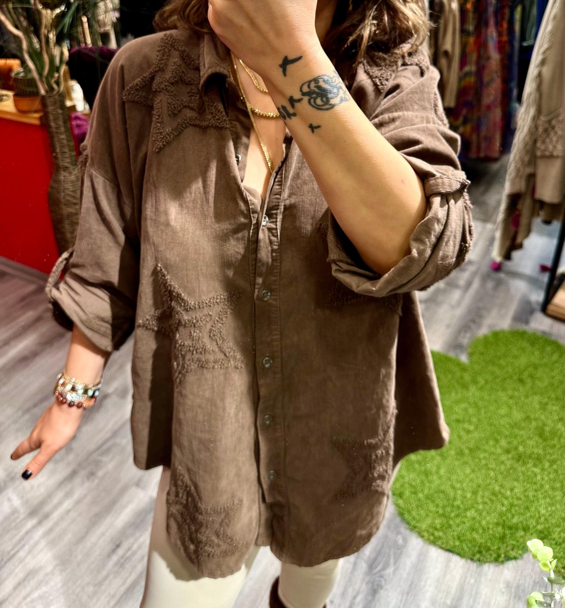 Yıldız Desenli Kahverengi Kadife Gömlek - İthal Ürün, Şık ve Rahat Tasarım Giyim > Üst Giyim > Gömlek butik bohem giyim – Yılday Gür Butik Üsküdar Emaar