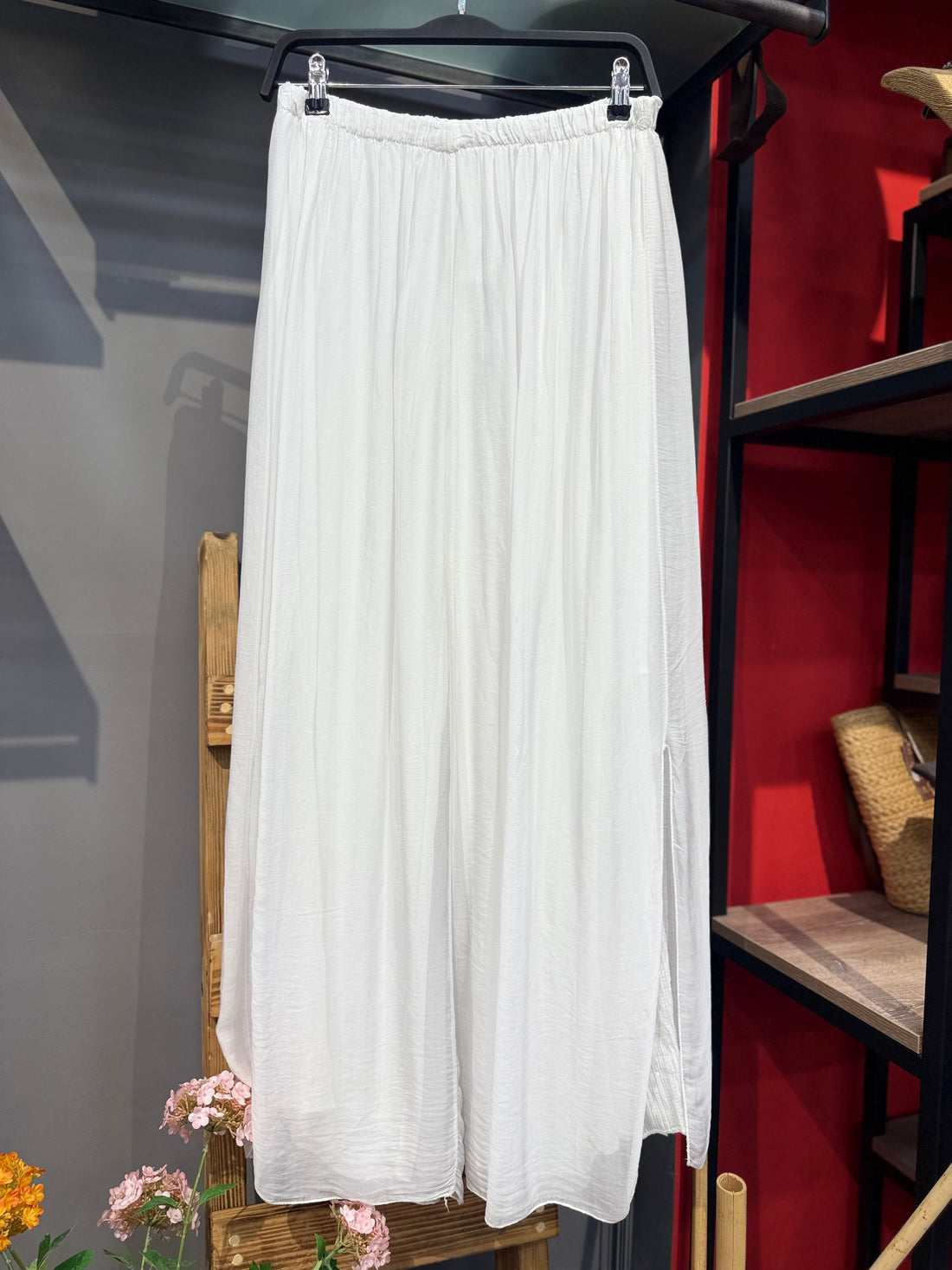 Yırtmaç Detaylı Astarı Pul İşlemeli İpek Beyaz Pantolon - Lüks Tasarım Hareketli Maxi Pantolon Giyim > Alt Giyim > Pantolon butik bohem giyim – Yılday Gür Butik Üsküdar Emaar