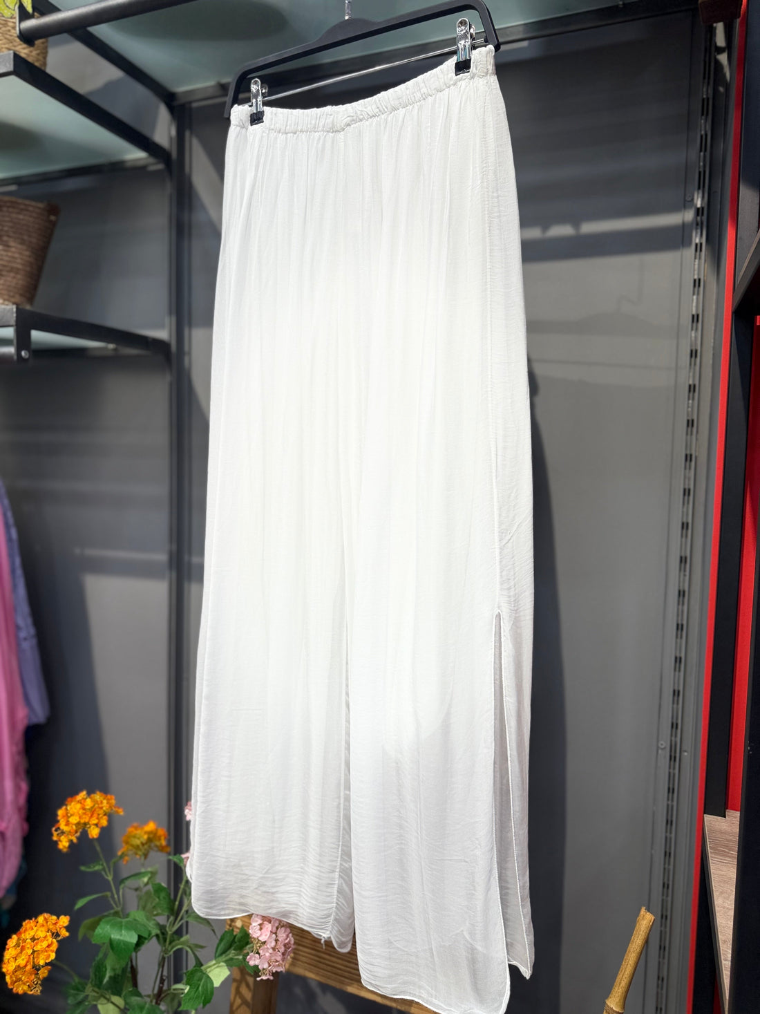 Yırtmaç Detaylı Astarı Pul İşlemeli İpek Beyaz Pantolon - Lüks Tasarım Hareketli Maxi Pantolon Giyim > Alt Giyim > Pantolon butik bohem giyim – Yılday Gür Butik Üsküdar Emaar