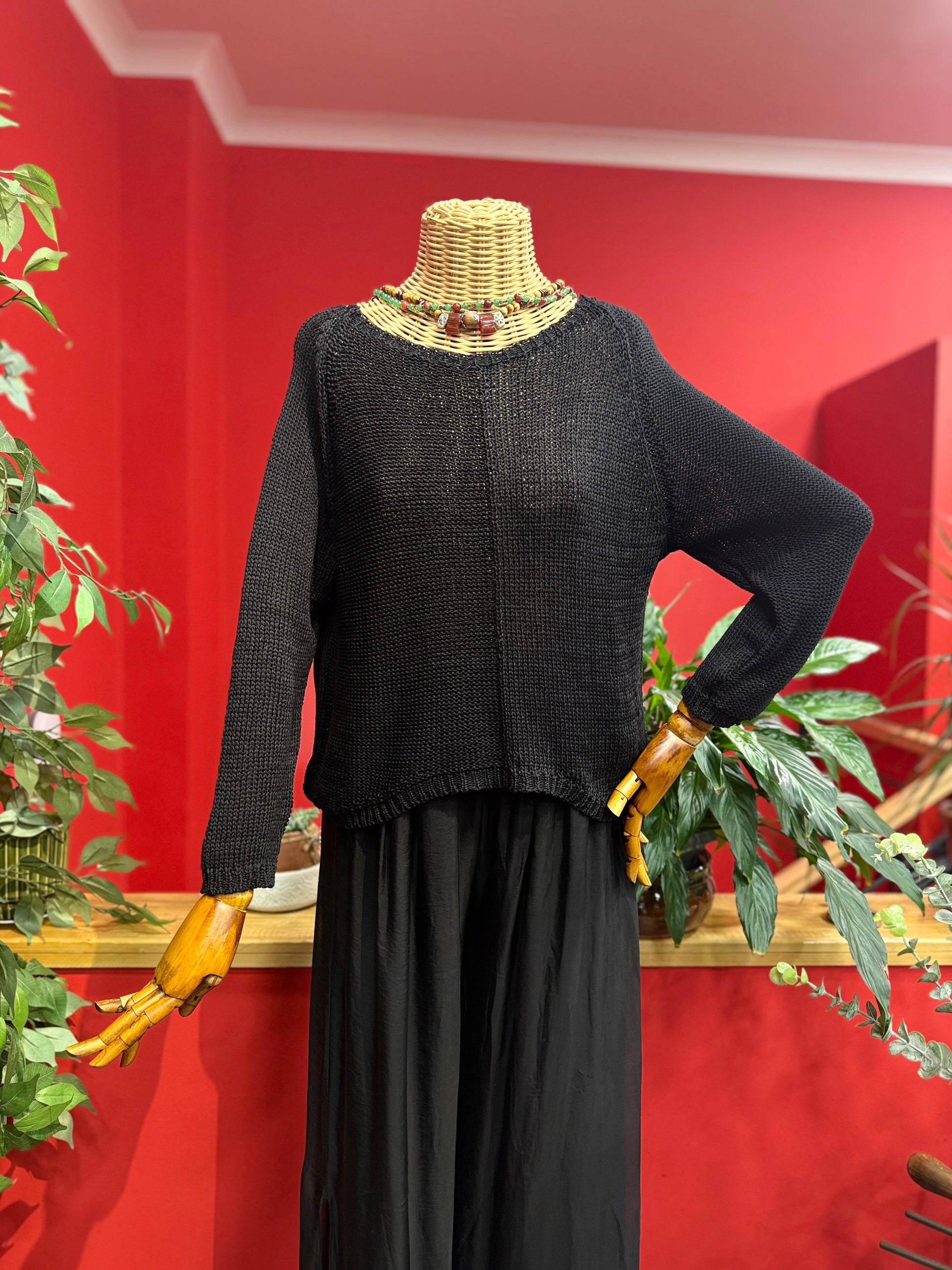 Yuvarlak Yaka Siyah Triko Kazak Giyim > Üst Giyim > Kazak & Hırka > Kazak butik bohem giyim – Yılday Gür Butik Üsküdar Emaar