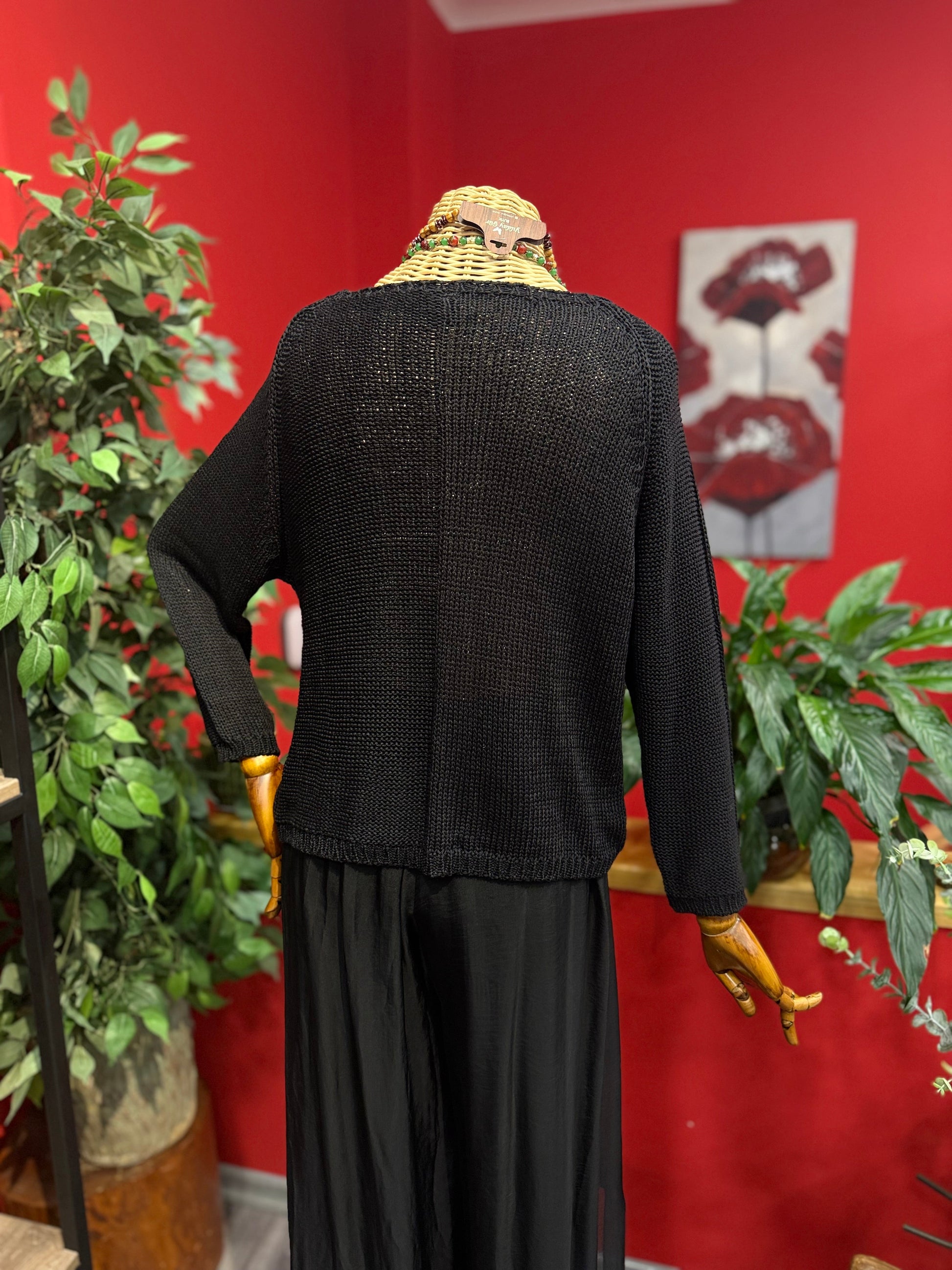 Yuvarlak Yaka Siyah Triko Kazak Giyim > Üst Giyim > Kazak & Hırka > Kazak butik bohem giyim – Yılday Gür Butik Üsküdar Emaar