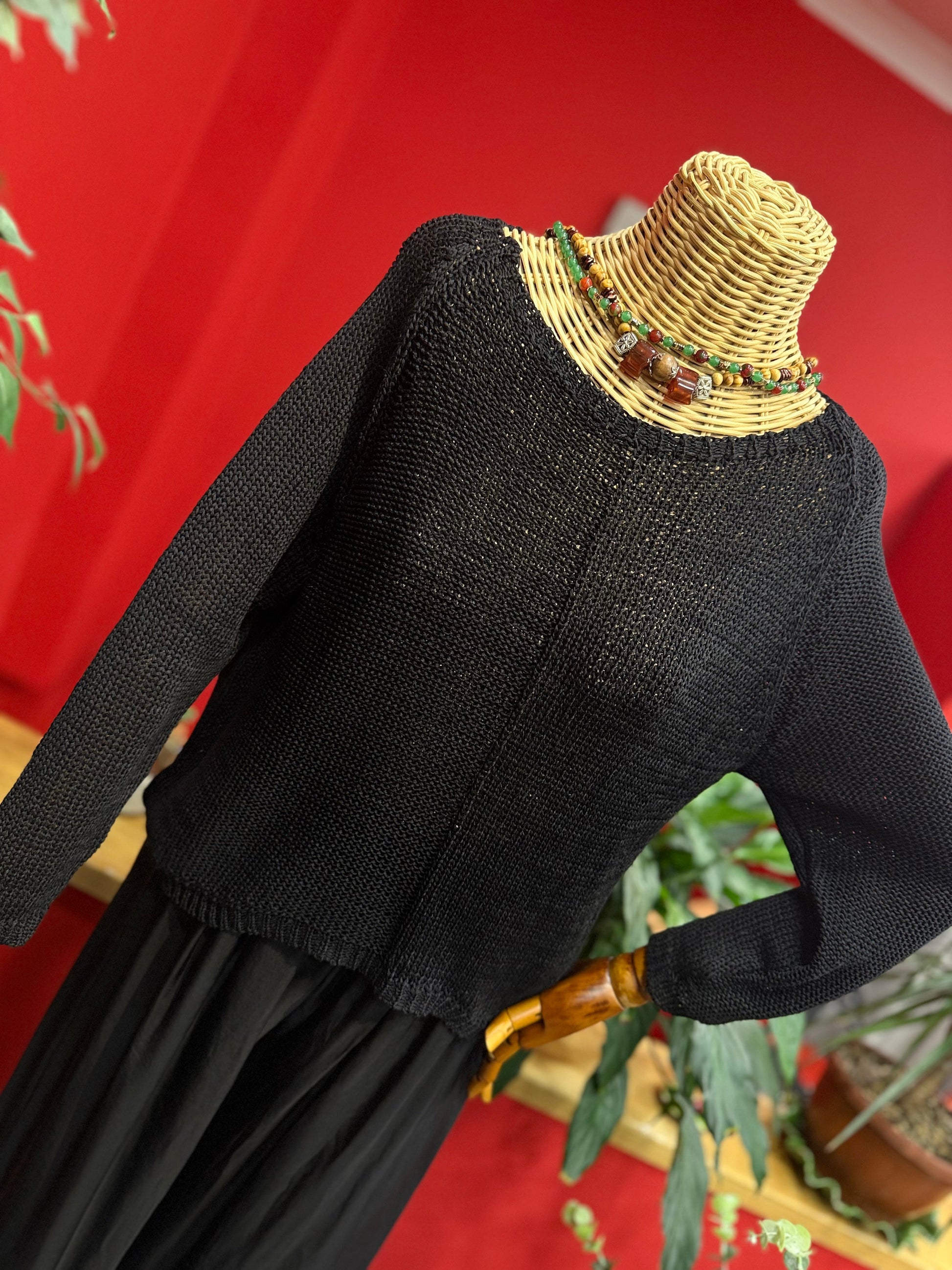 Yuvarlak Yaka Siyah Triko Kazak Giyim > Üst Giyim > Kazak & Hırka > Kazak butik bohem giyim – Yılday Gür Butik Üsküdar Emaar