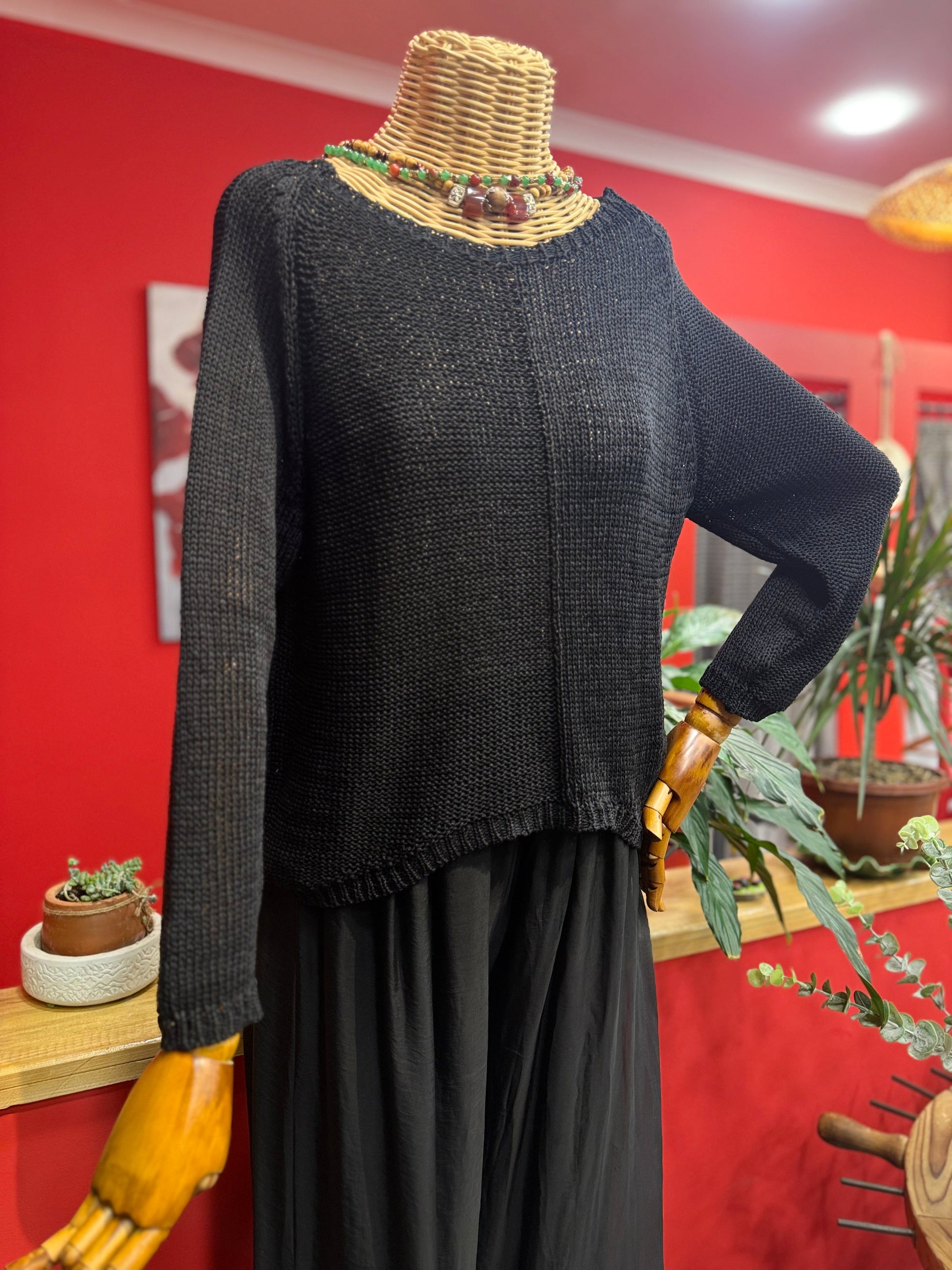 Yuvarlak Yaka Siyah Triko Kazak Giyim > Üst Giyim > Kazak & Hırka > Kazak butik bohem giyim – Yılday Gür Butik Üsküdar Emaar