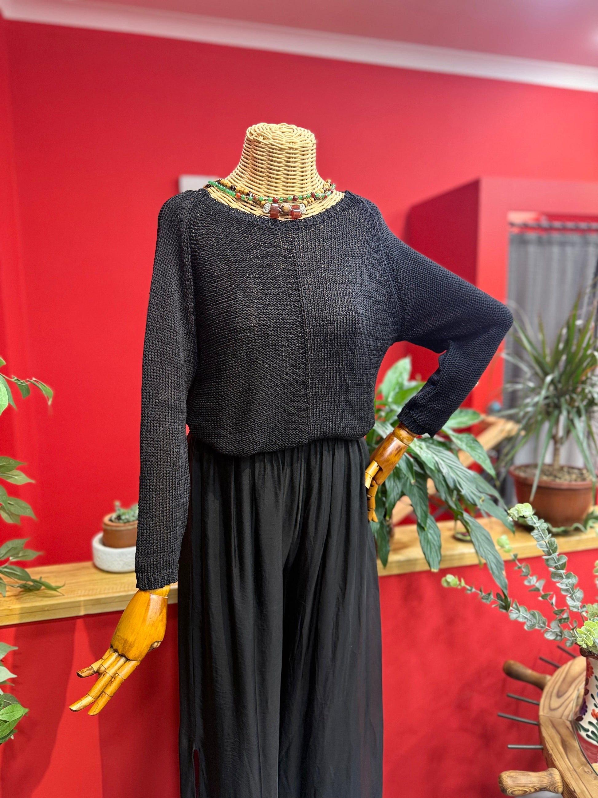 Yuvarlak Yaka Siyah Triko Kazak Giyim > Üst Giyim > Kazak & Hırka > Kazak butik bohem giyim – Yılday Gür Butik Üsküdar Emaar