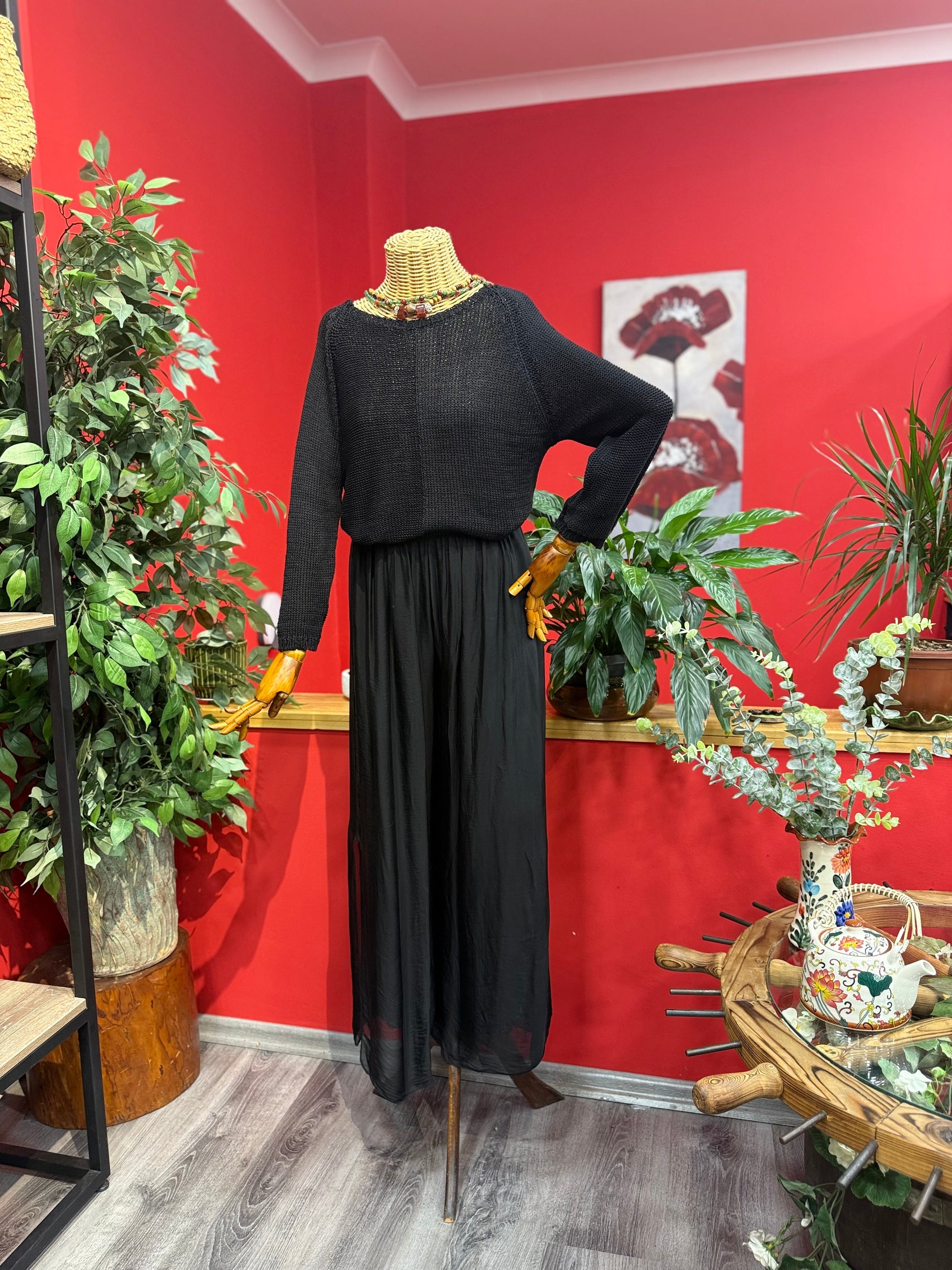 Yuvarlak Yaka Siyah Triko Kazak Giyim > Üst Giyim > Kazak & Hırka > Kazak butik bohem giyim – Yılday Gür Butik Üsküdar Emaar