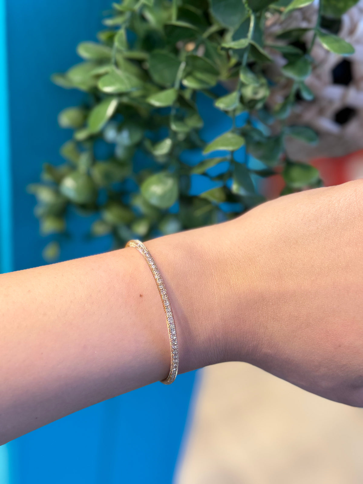 Zirkon Taşlı Gold Açık Kelepçe Bileklik — Minimalist Işıltılı Tasarım – Bohem Tarz Kadın Giyim Tasarım | Yılday Gür Butik