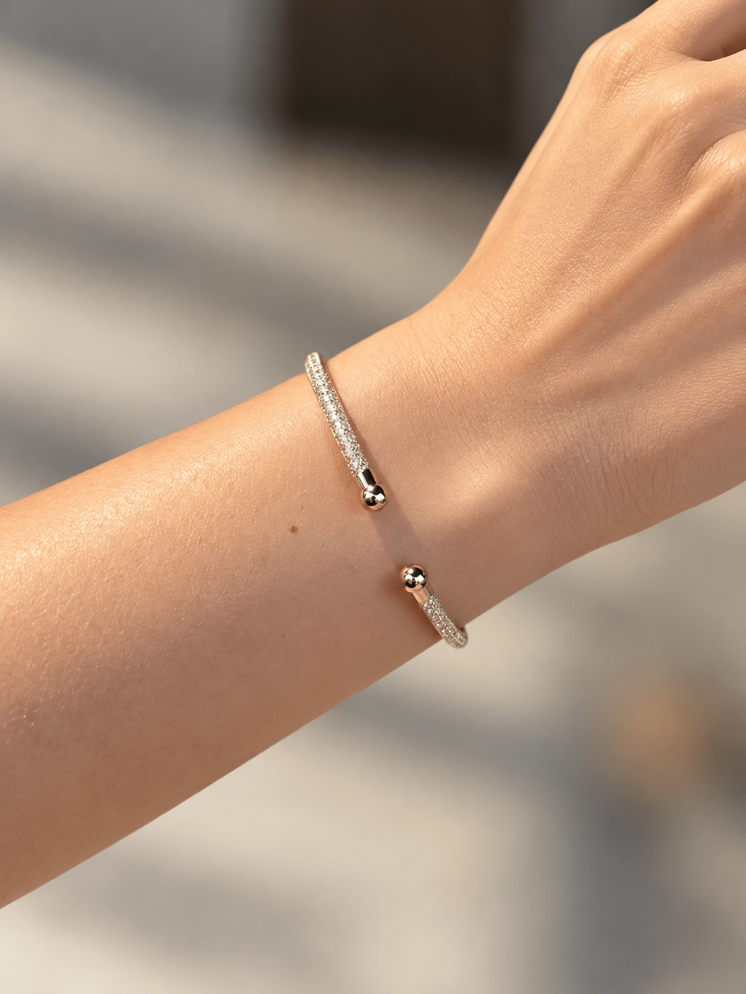 Zirkon Taşlı Gold Açık Kelepçe Bileklik — Minimalist Işıltılı Tasarım – Bohem Tarz Kadın Giyim Tasarım | Yılday Gür Butik